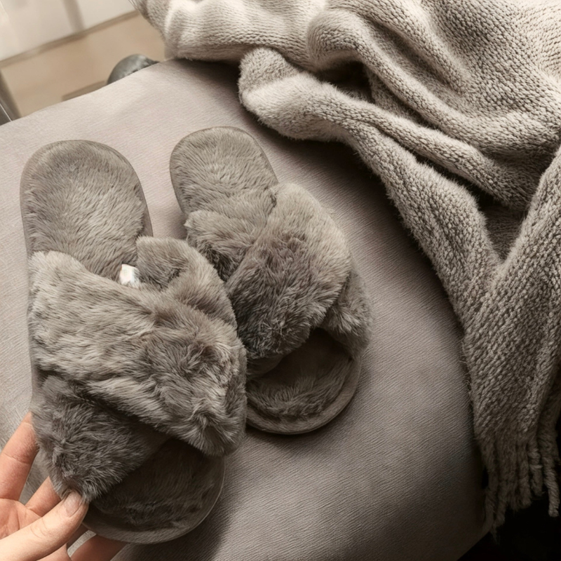 Chaussons d'intérieur pour femme à brides croisées et talon ouvert