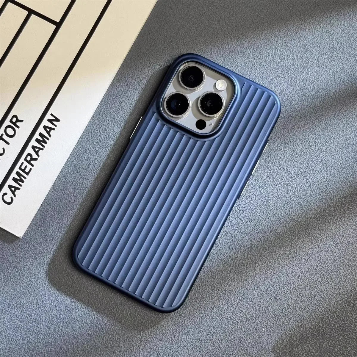 Coque fine aspect carbone-titane compatible avec la charge sans fil