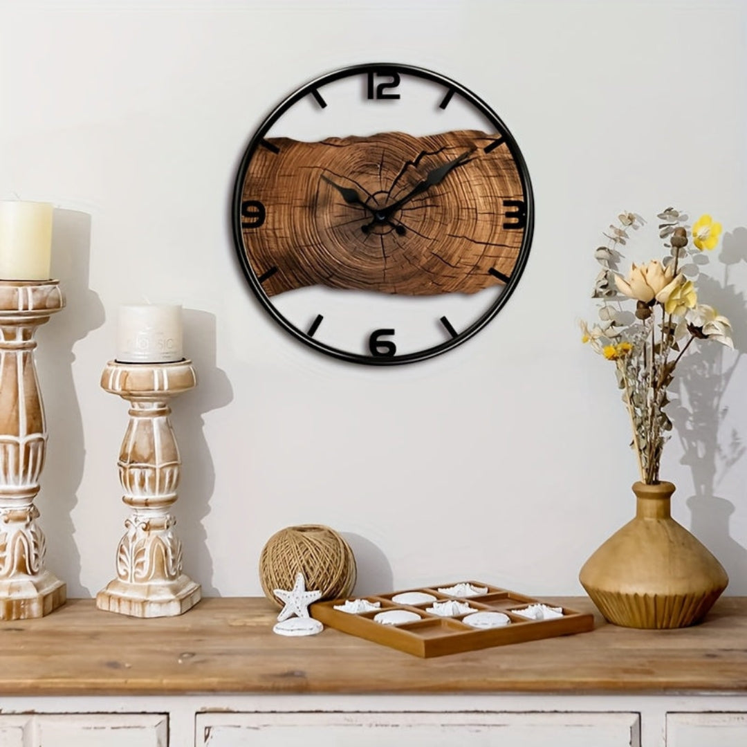 Horloge murale ronde en bois avec motif ajouré