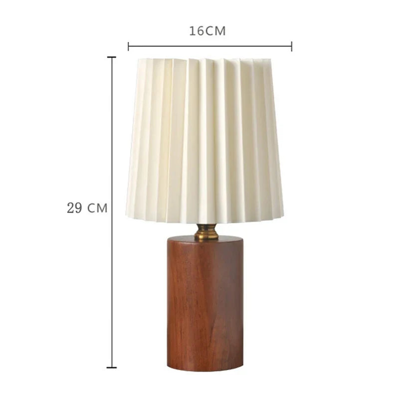 Lampe de table plate rétro avec abat-jour plissé et base en bois de style nordique