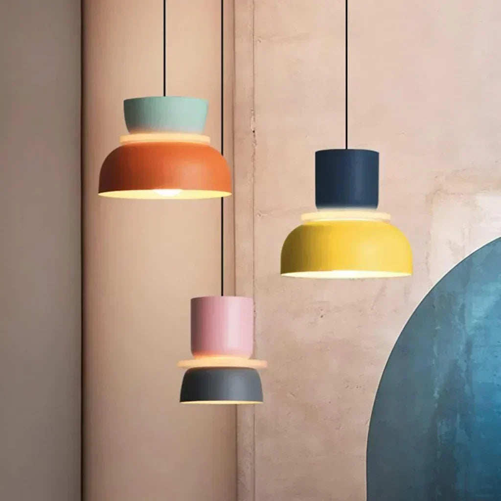 Luminaire suspendu style scandinave avec détails color block et abat-jour en acrylique forme bol pour cuisine ou salle à manger