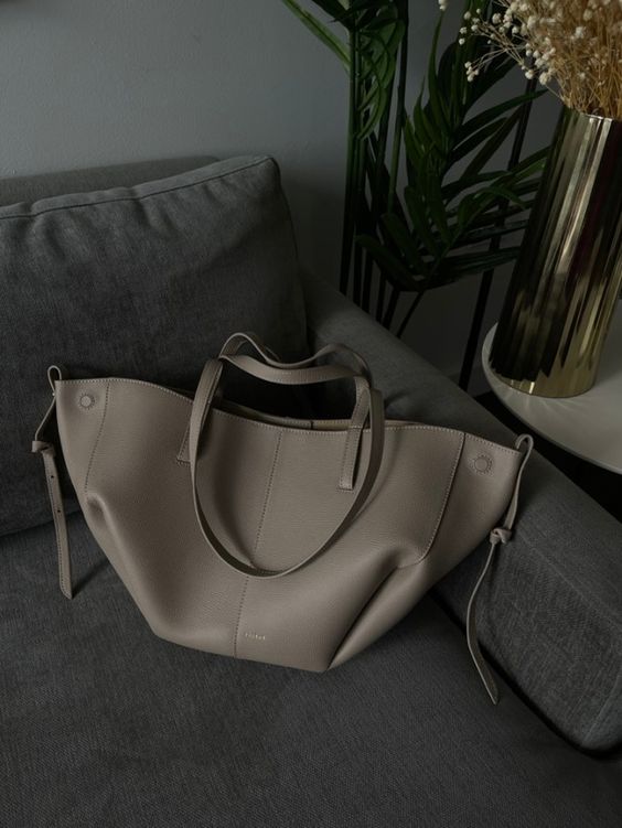 Olvoria | Voss – Vintage Leather Shoulder Bag for Women | Spacious, Elegant and Timeless Design