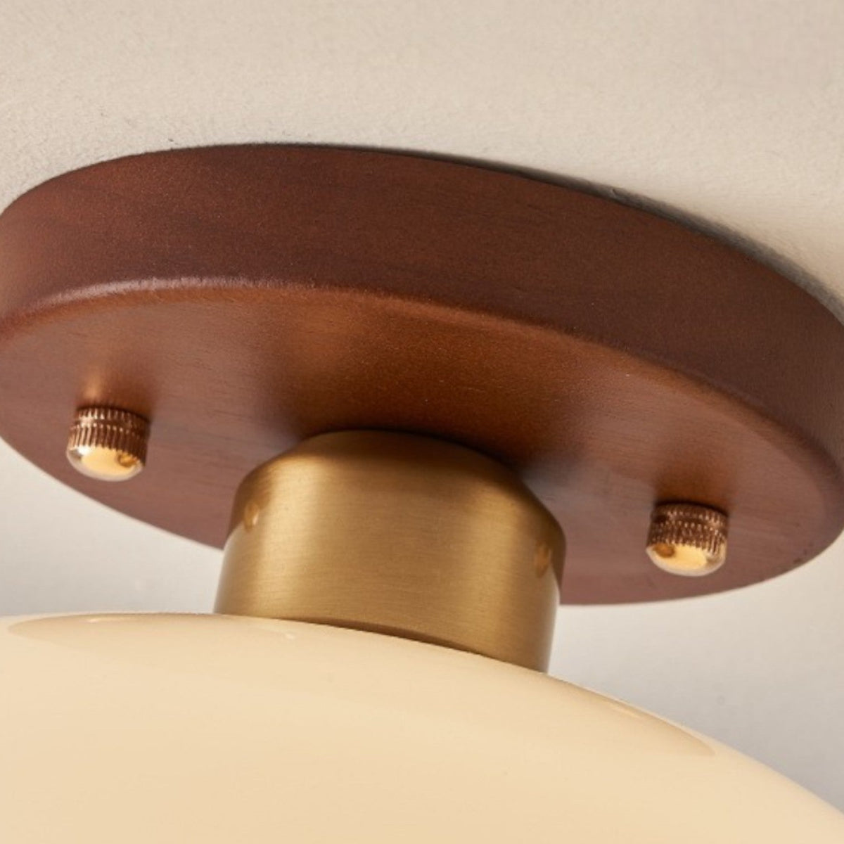 Plafonnier Bauhaus lumière chaude avec détail bois