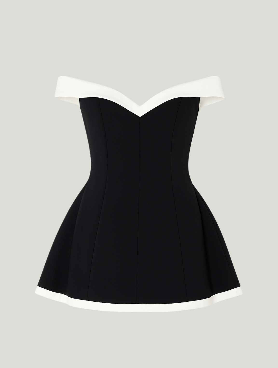 Robe courte intemporelle à épaules dénudées et détails contrastants