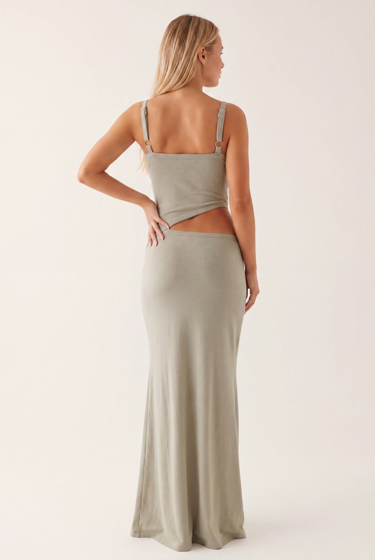 Robe longue dos nu avec détail nœud et finition élégante