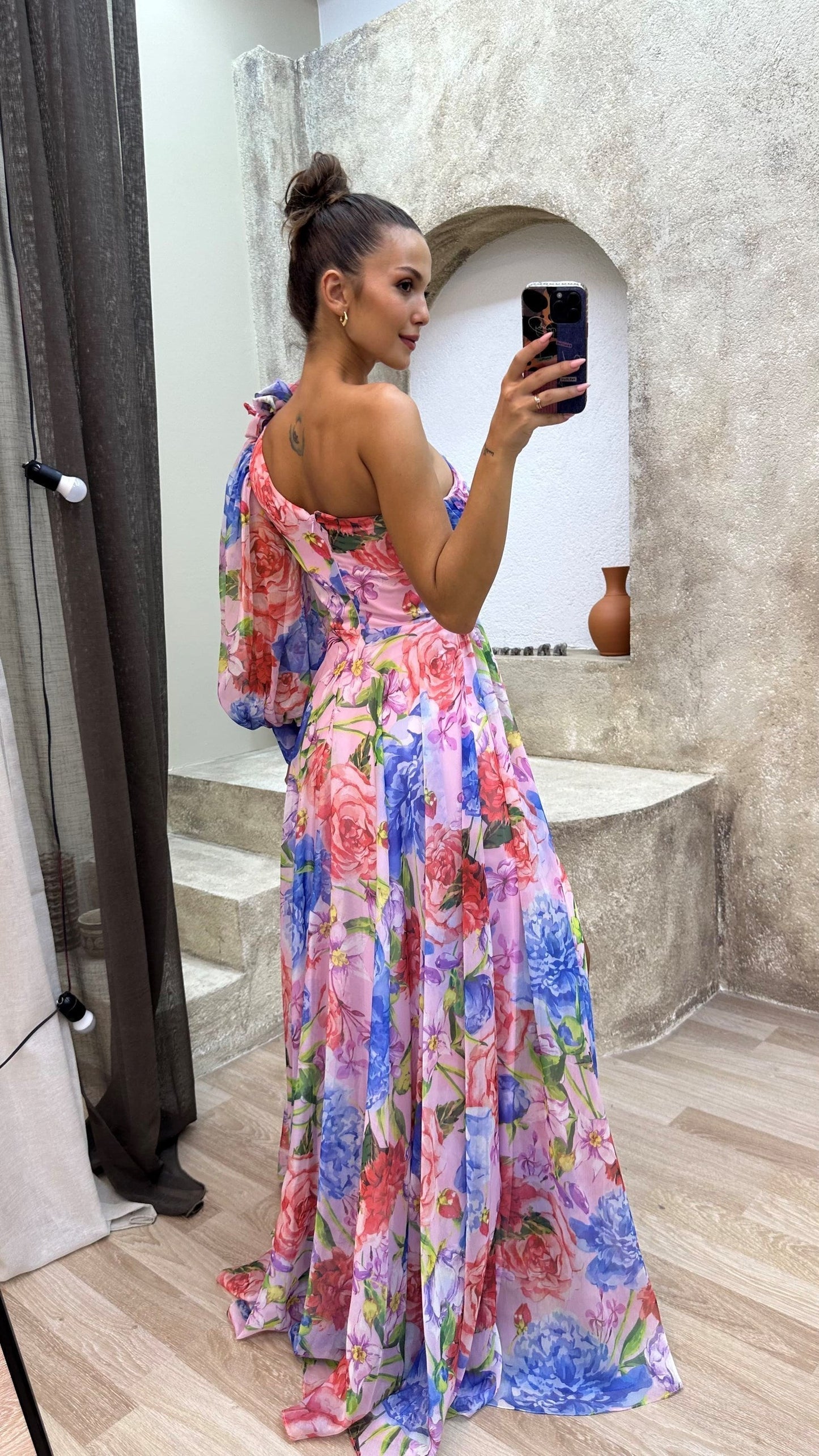 Robe maxi asymétrique à motifs multicolores et coupe élégante