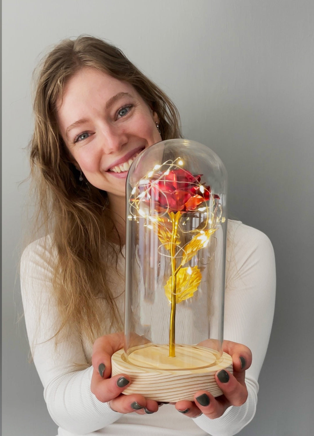 Rose éternelle dorée sous cloche en verre avec éclairage LED