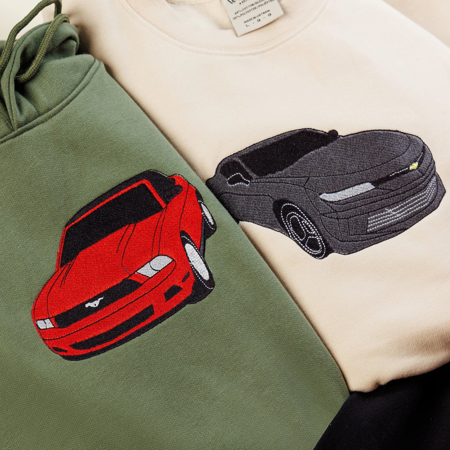 Sweat-shirt à capuche avec voiture brodée
