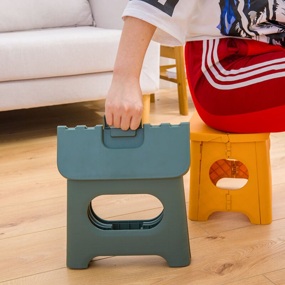 Tabouret pliant portable pour accès sécurisé en usage quotidien