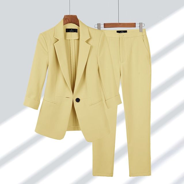 Tailleur deux pièces pour femme avec blazer et pantalon