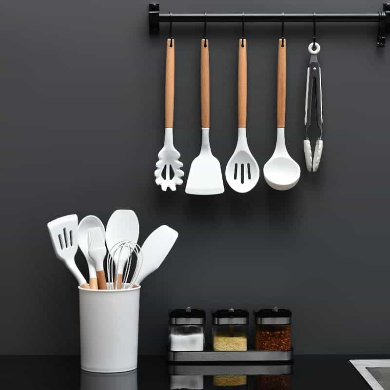 Batterie de cuisine 11 pièces en bois et silicone avec support noir ou blanc