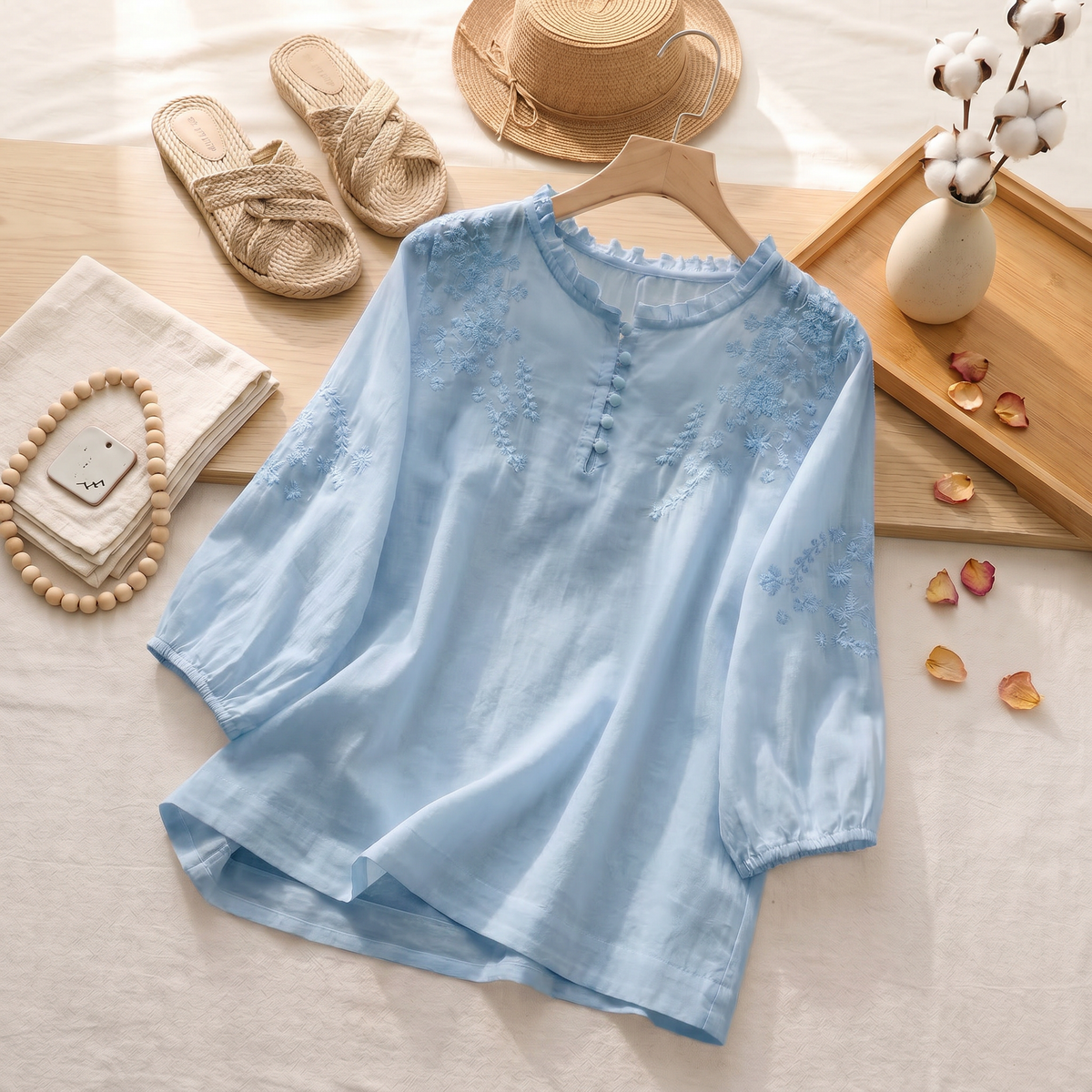 Blouse femme à broderie florale et boutons devant