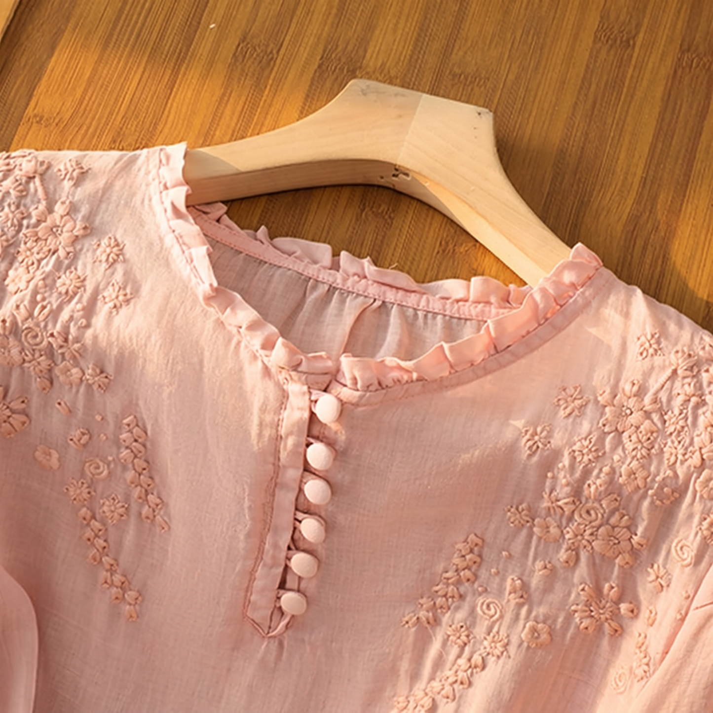 Blouse femme à broderie florale et boutons devant