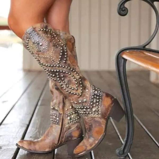 Bottes hautes de style western avec détails cloutés