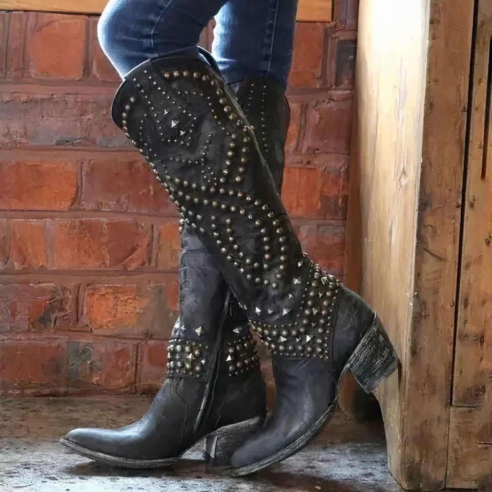 Bottes hautes de style western avec détails cloutés
