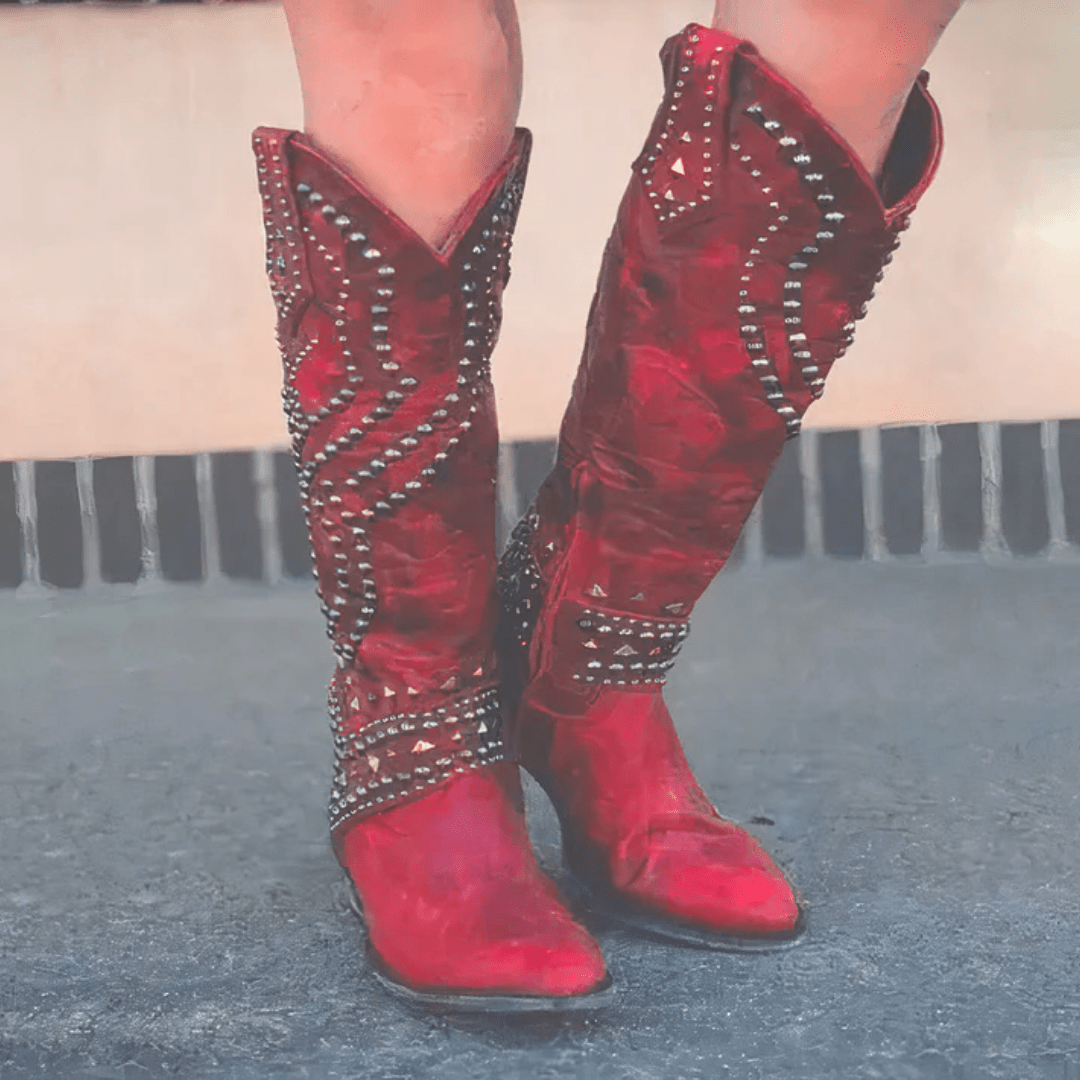 Bottes hautes de style western avec détails cloutés