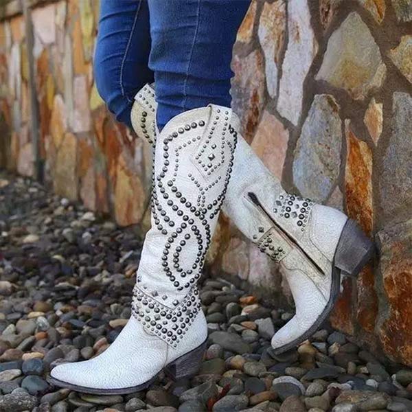 Bottes hautes de style western avec détails cloutés