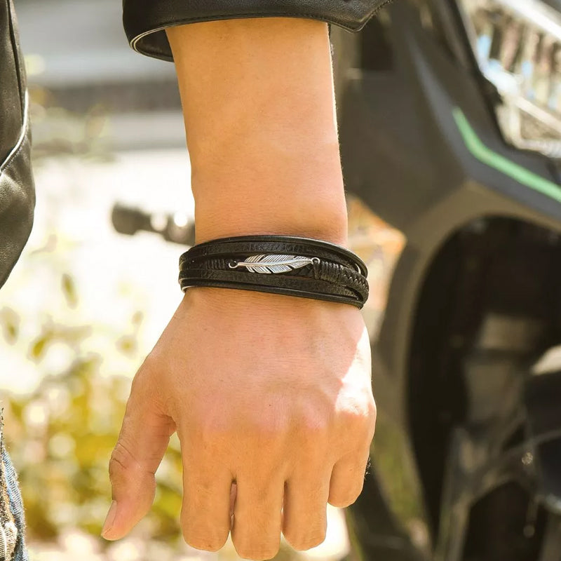Bracelet avec motif plume et acier