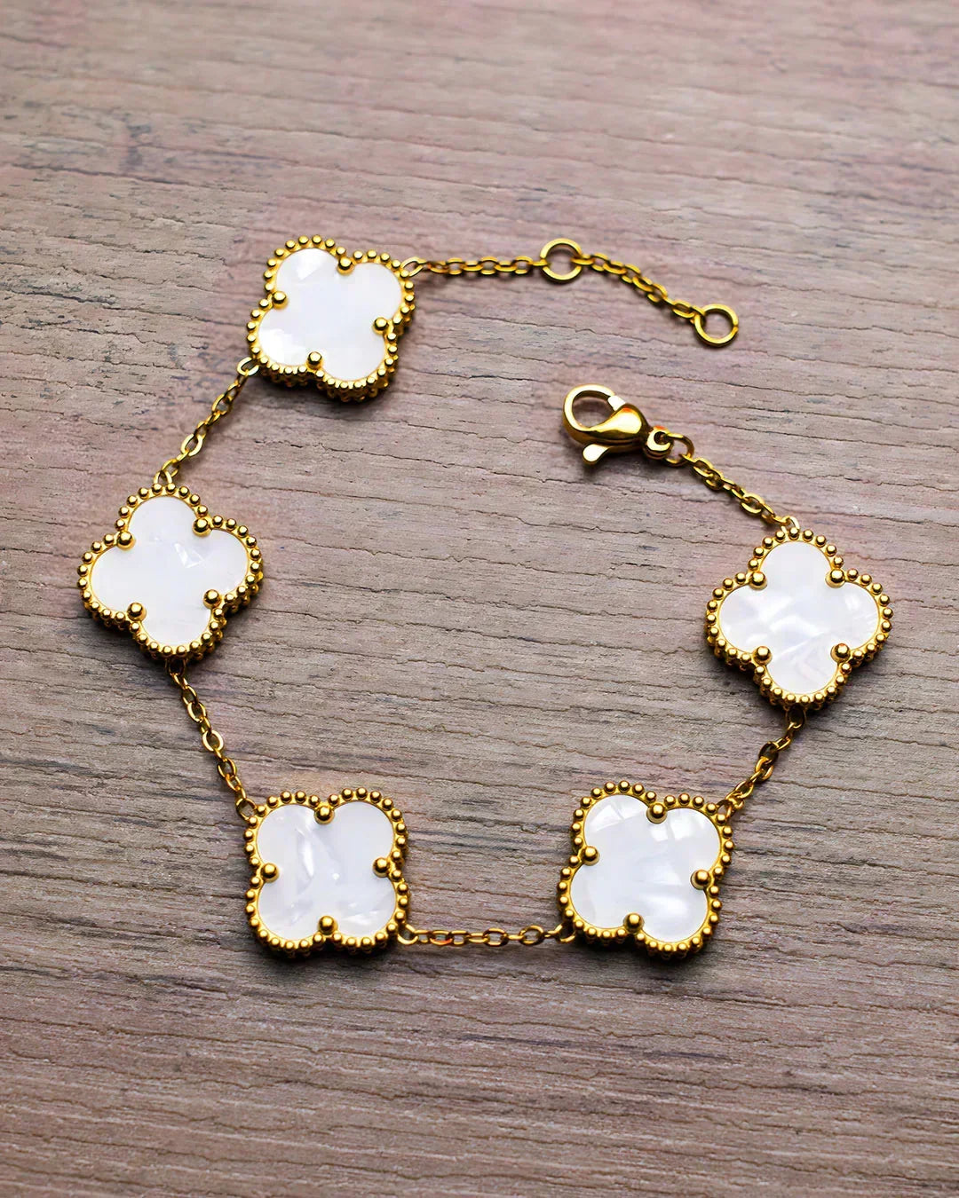 Bracelet doré à trèfles
