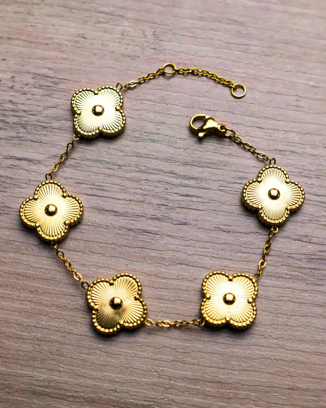 Bracelet doré à trèfles