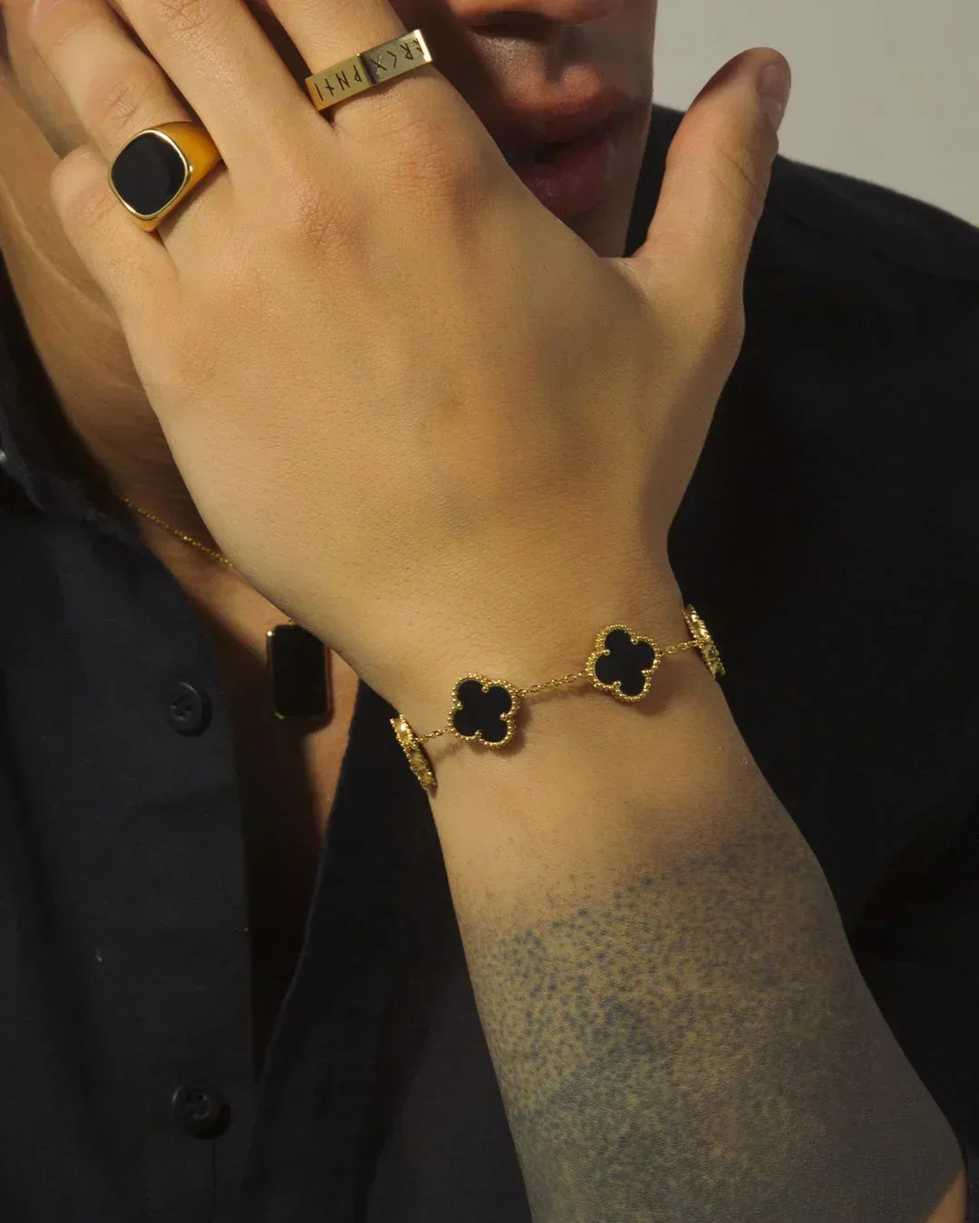 Bracelet doré à trèfles