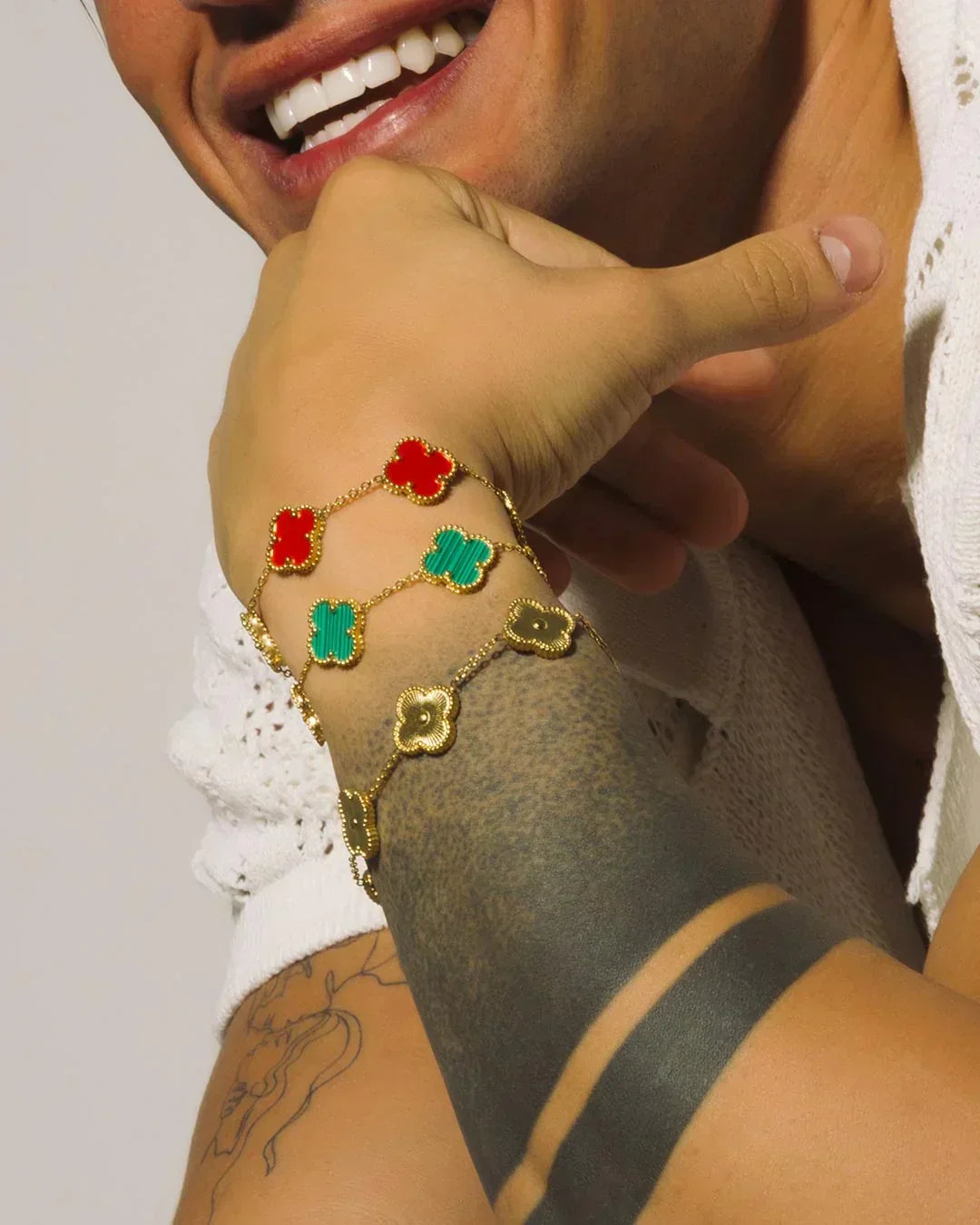 Bracelet doré à trèfles