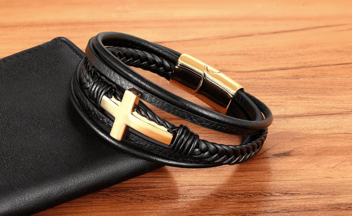 Bracelet en cuir avec croix