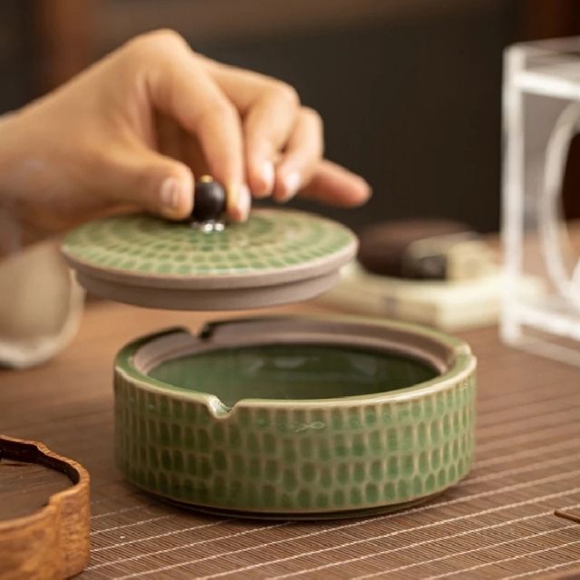 Cendrier rétro avec couvercle - modèle artisanal en céramique