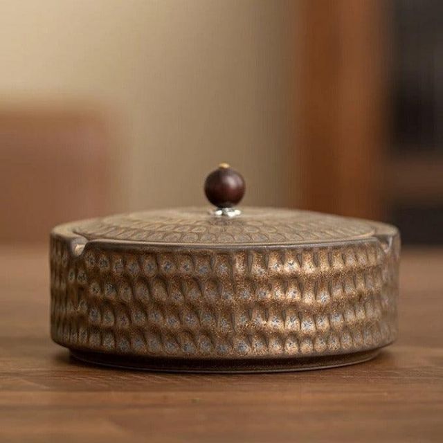 Cendrier rétro avec couvercle - modèle artisanal en céramique