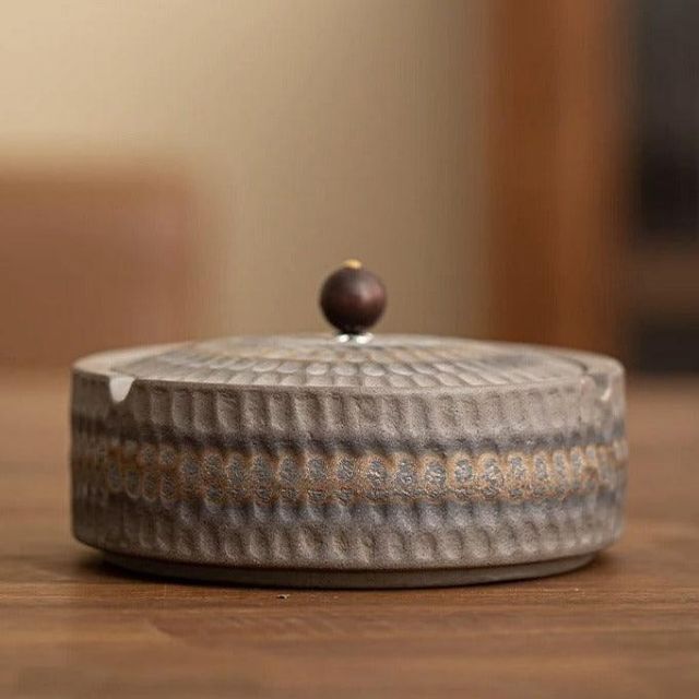 Cendrier rétro avec couvercle - modèle artisanal en céramique