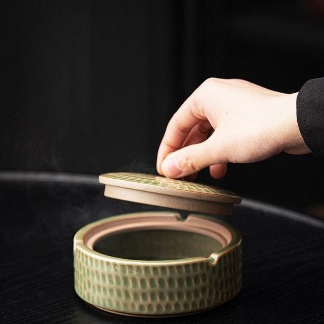 Cendrier rétro avec couvercle - modèle artisanal en céramique
