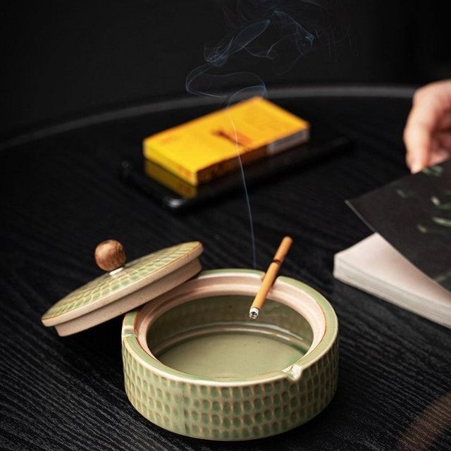 Cendrier rétro avec couvercle - modèle artisanal en céramique