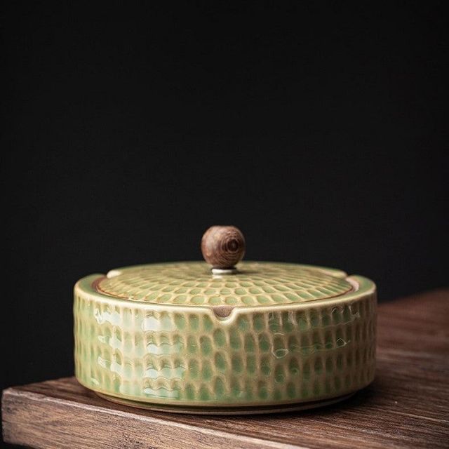 Cendrier rétro avec couvercle - modèle artisanal en céramique