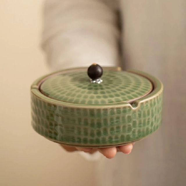 Cendrier rétro avec couvercle - modèle artisanal en céramique