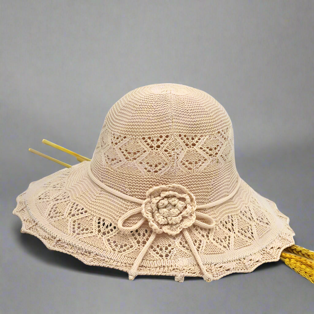 Chapeau de soleil femme à large bord et détails crochetés