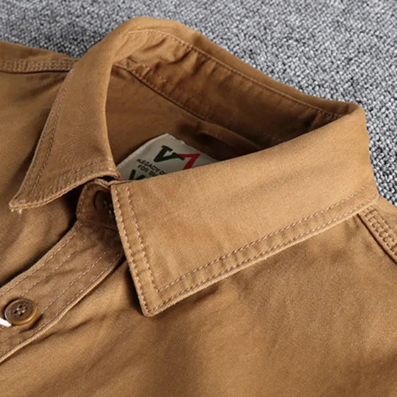 Chemise élégante de style militaire