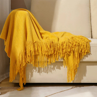 Couverture à grosses mailles avec pompons