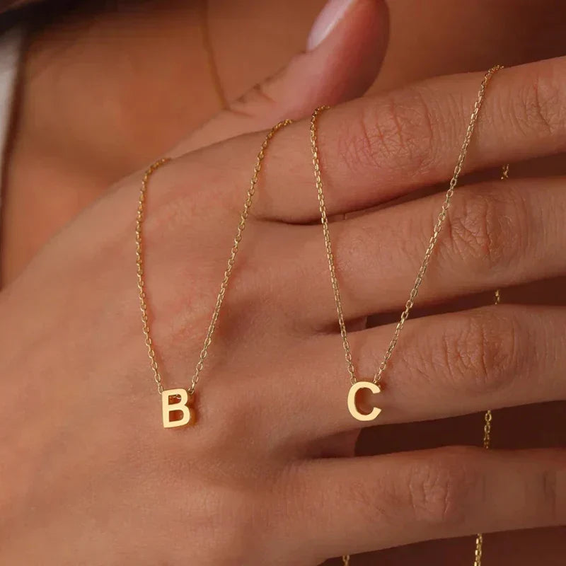 Collier délicat et minimaliste avec initiale