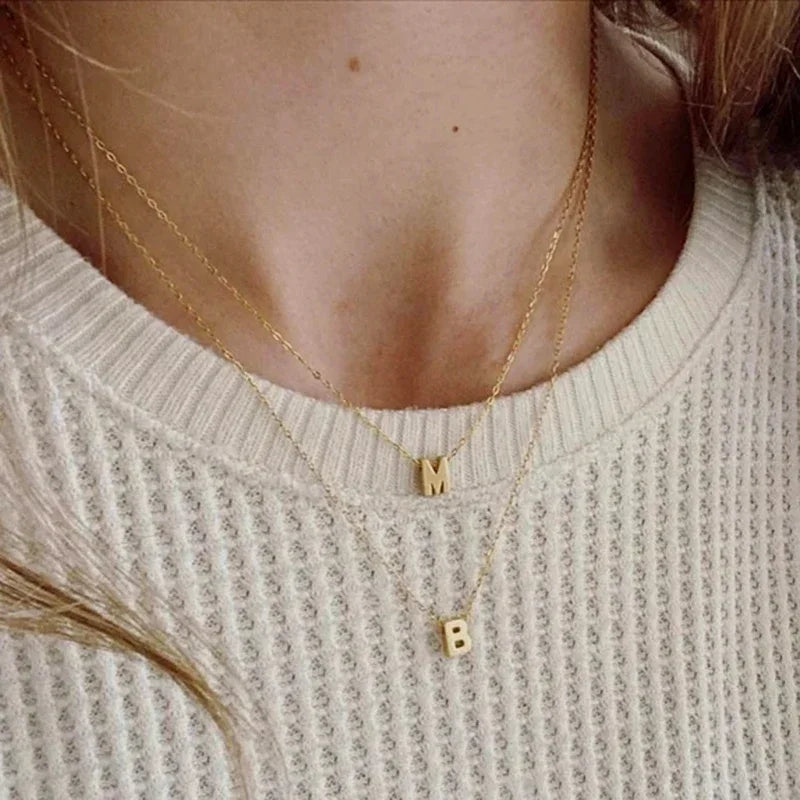 Collier délicat et minimaliste avec initiale