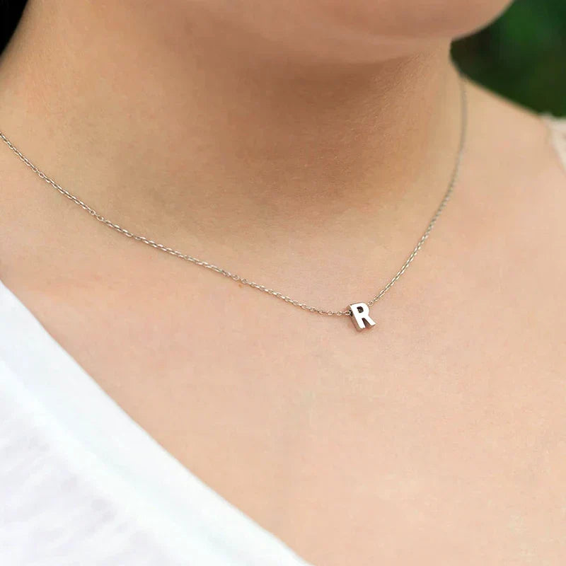 Collier délicat et minimaliste avec initiale
