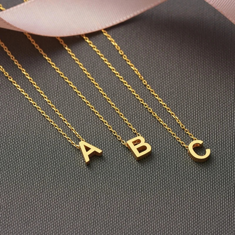 Collier délicat et minimaliste avec initiale