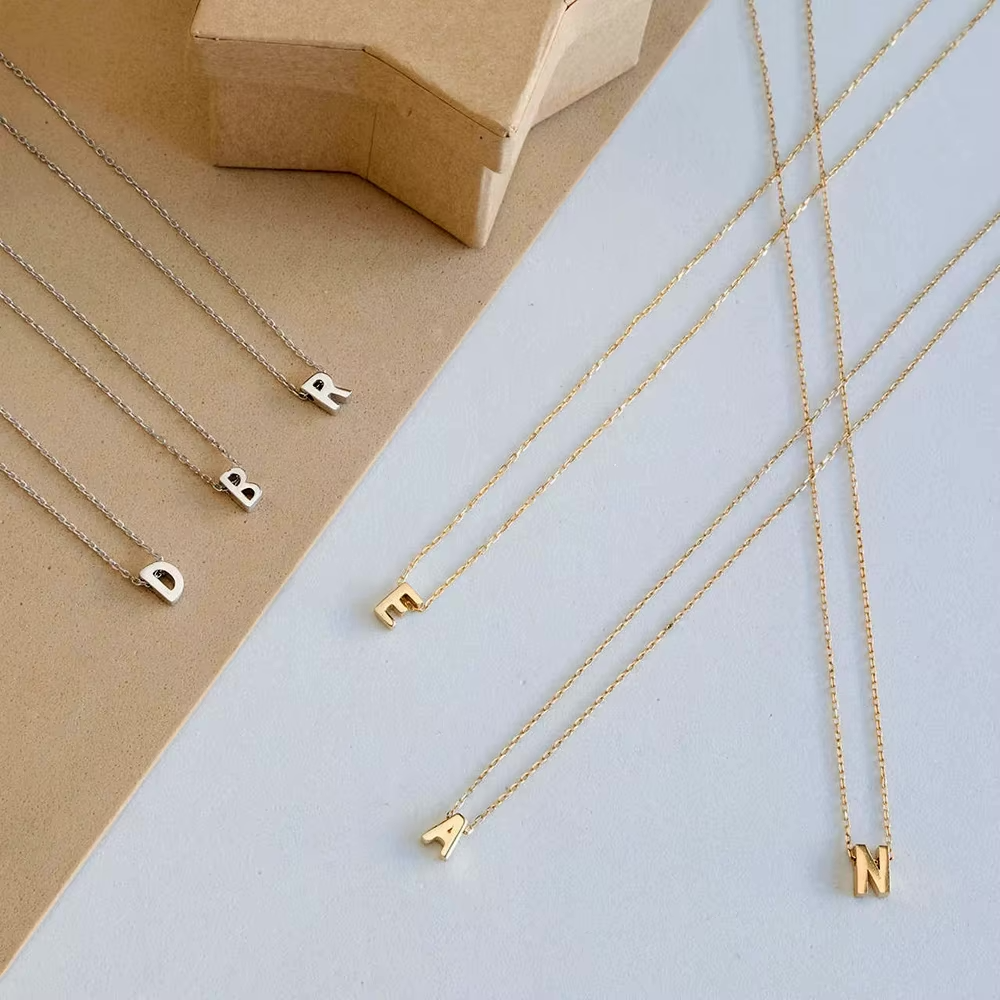 Collier délicat et minimaliste avec initiale