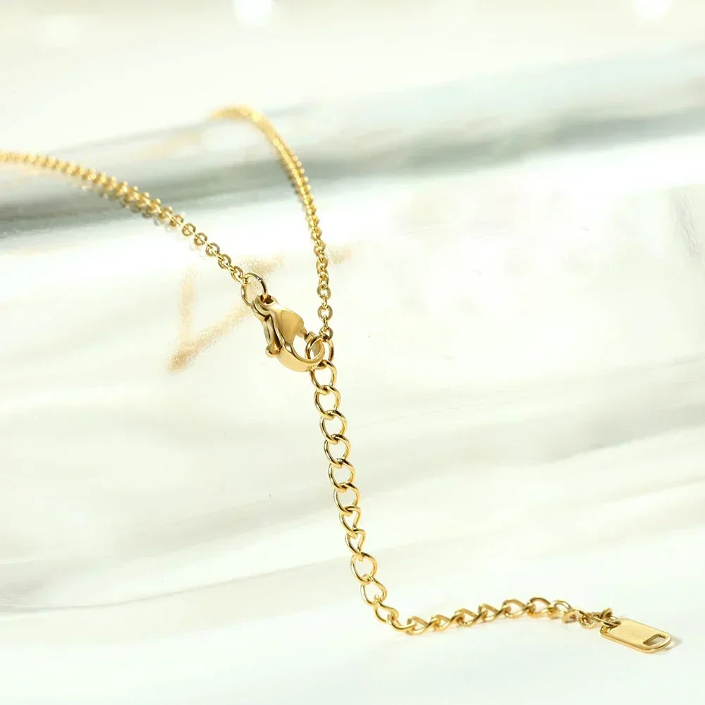 Collier délicat et minimaliste avec initiale
