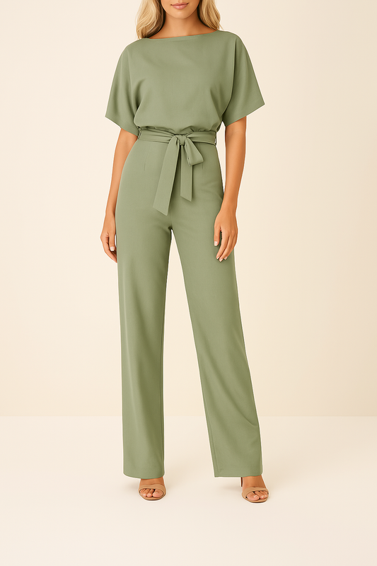 Combinaison femme élégante avec ceinture et jambes larges