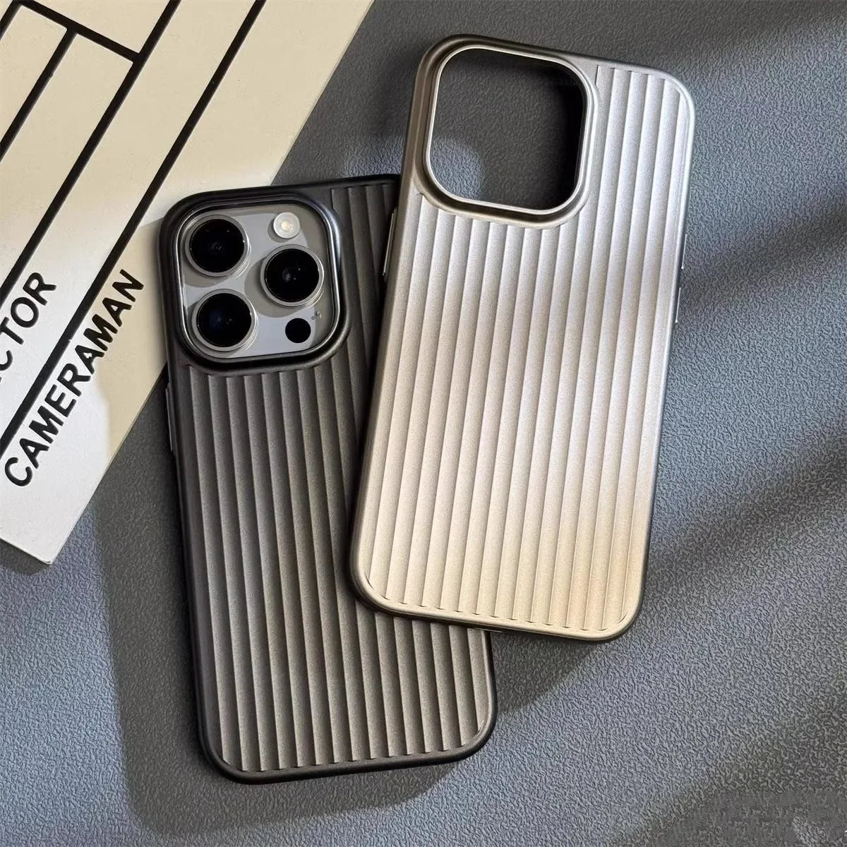 Coque fine aspect carbone-titane compatible avec la charge sans fil