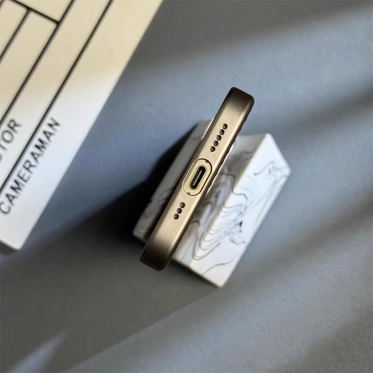 Coque fine aspect carbone-titane compatible avec la charge sans fil