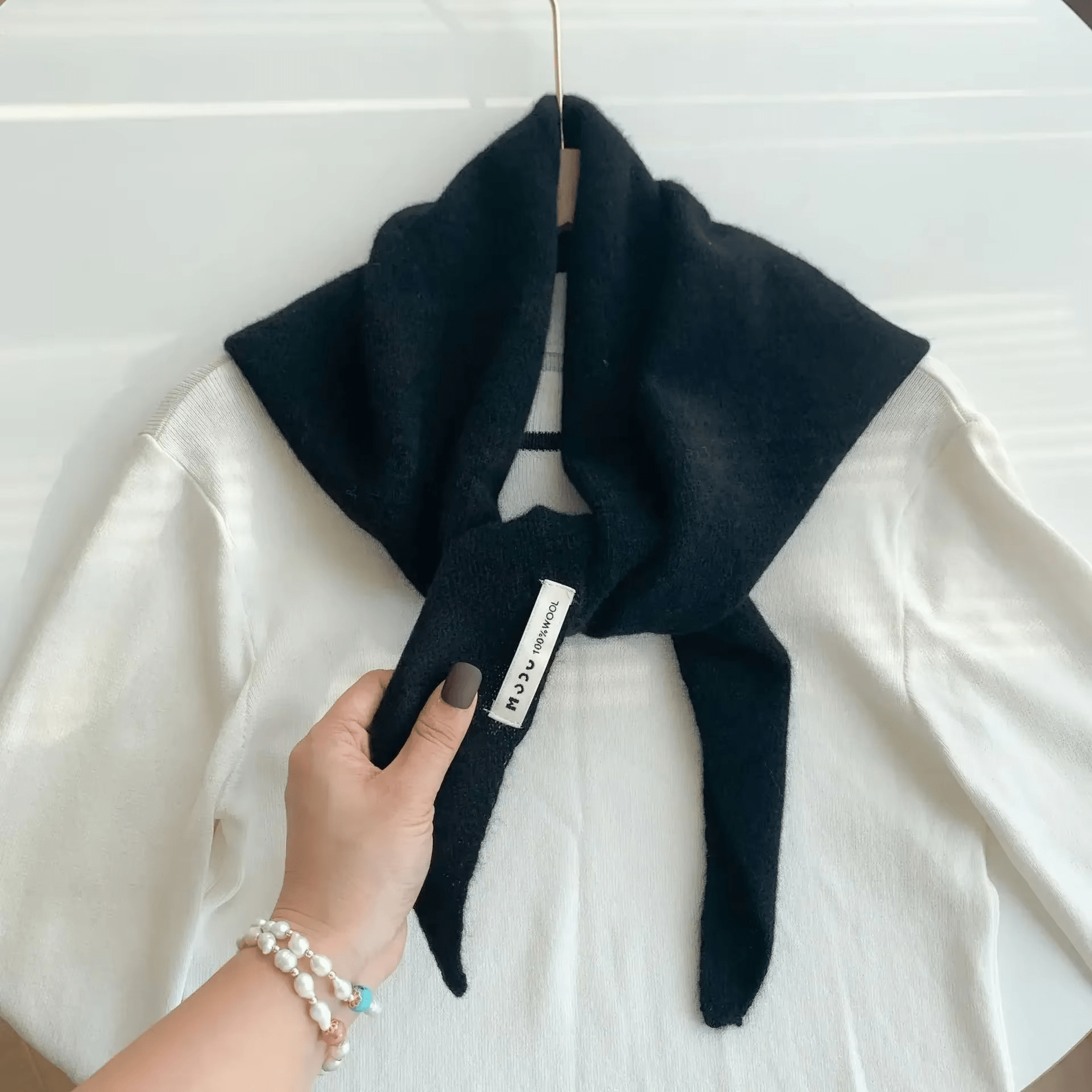 CosyWrap - Triangular knitted scarf in niche wool for women, as a scarf or warm wrap