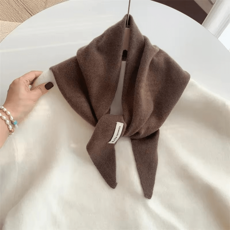 CosyWrap - Triangular knitted scarf in niche wool for women, as a scarf or warm wrap