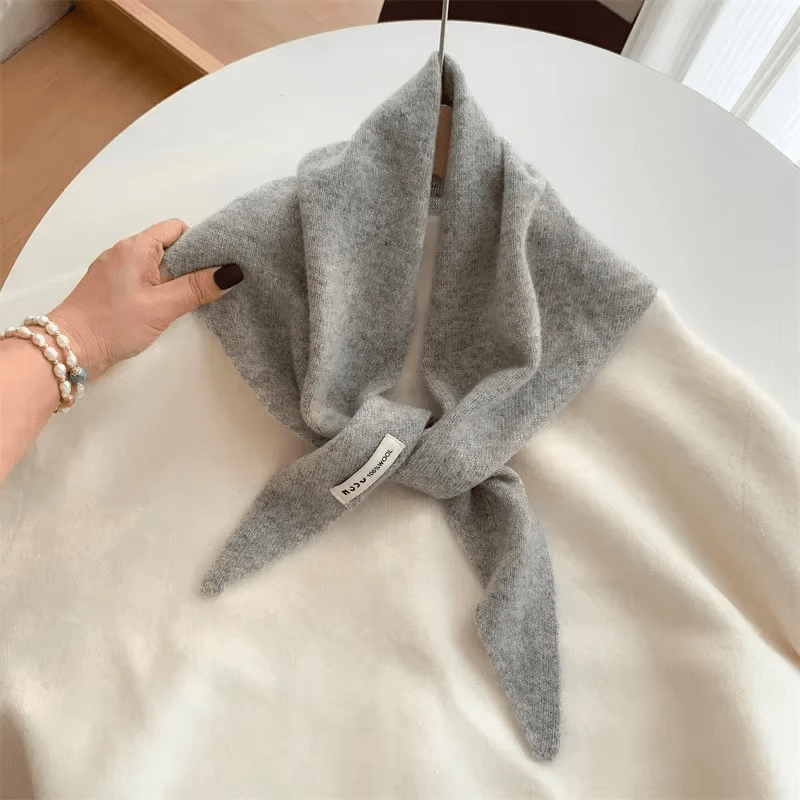 CosyWrap - Triangular knitted scarf in niche wool for women, as a scarf or warm wrap