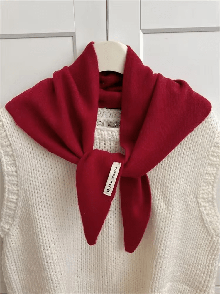CosyWrap - Triangular knitted scarf in niche wool for women, as a scarf or warm wrap